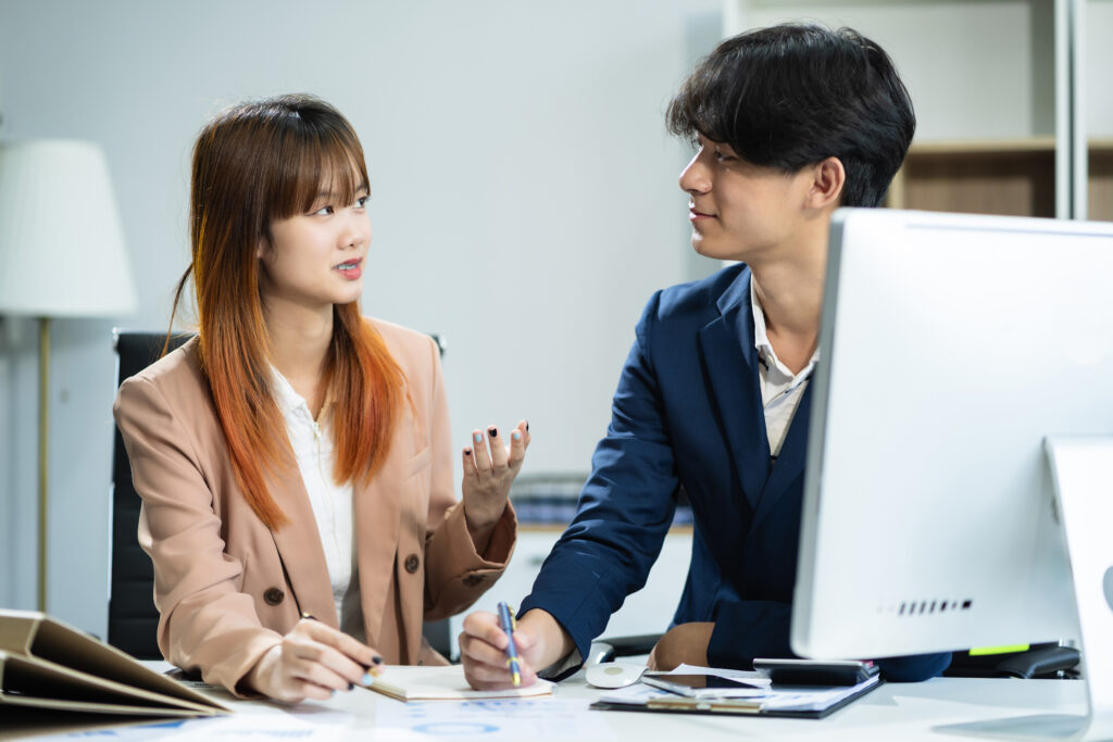 仕事をしている男女の画像