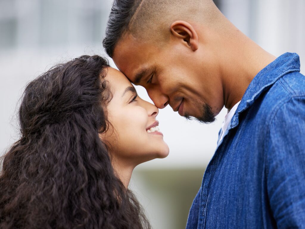 仲の良さそうな男女の画像