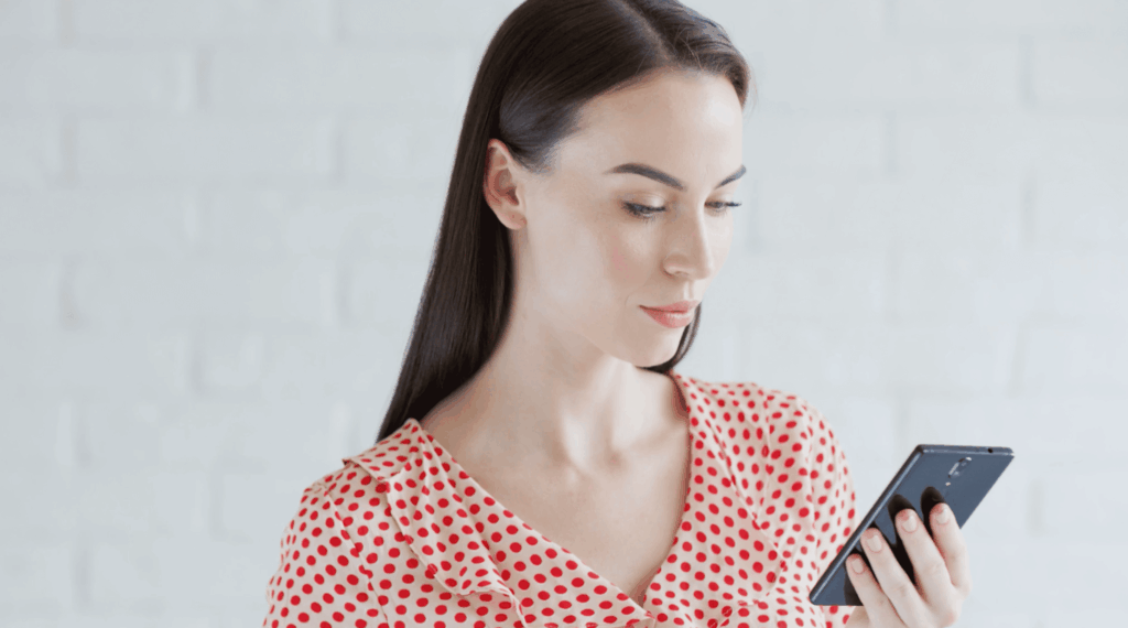 スマートフォンを持っている女性の画像