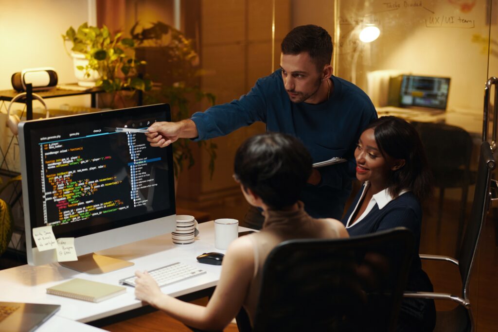 コーディングをしている男性と女性の画像