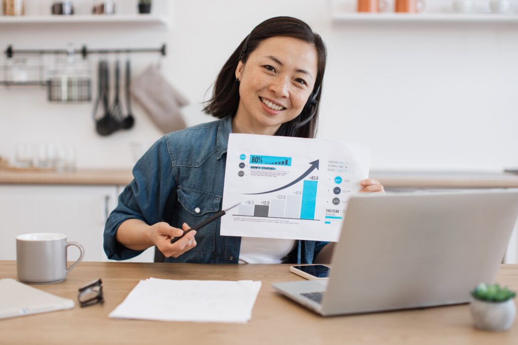 資料を持っている女性の画像