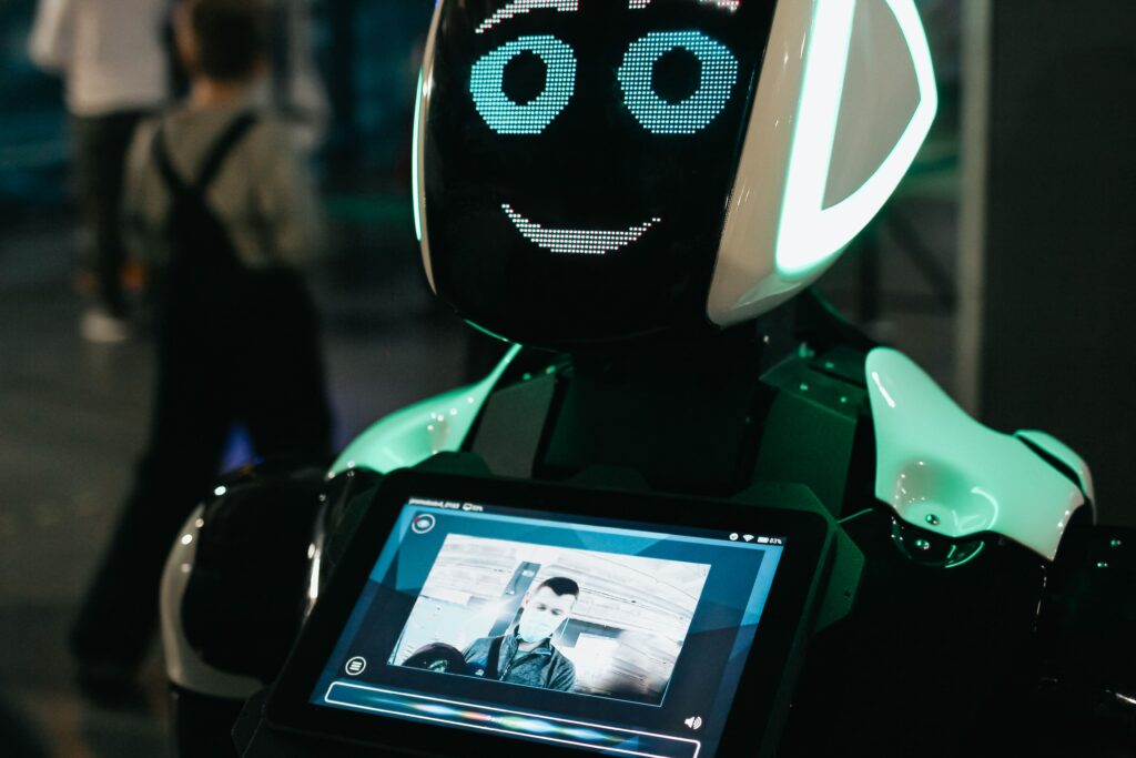 AIロボットがタブレットで提案している様子を描いた画像