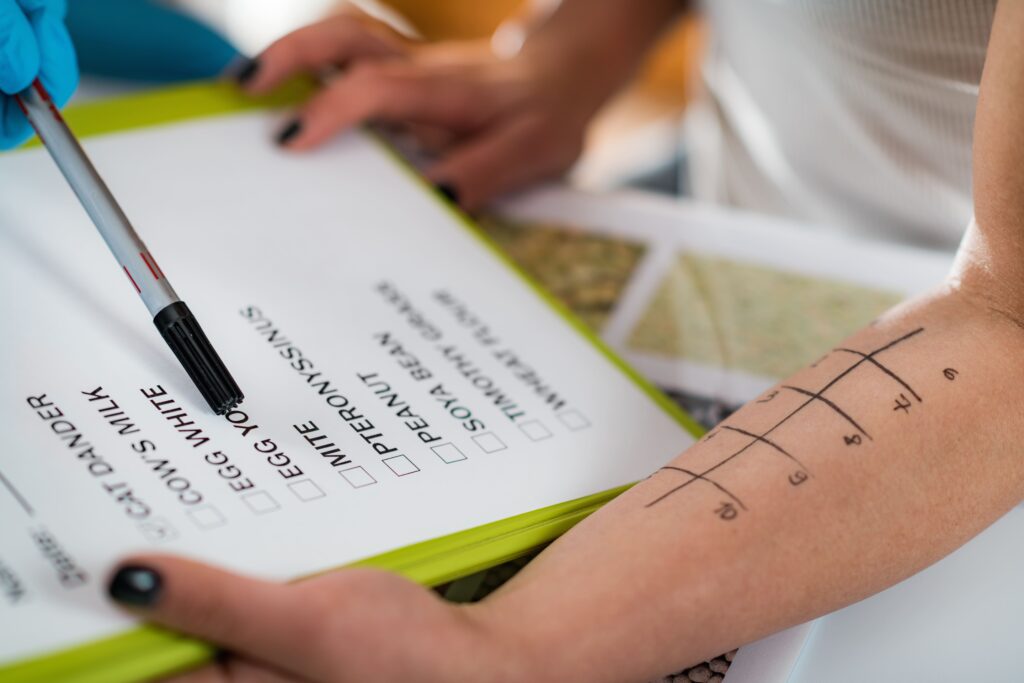 チェックリストを眺めている女性の画像