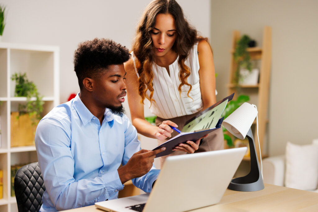 男性に資料をみながら説明する女性の画像