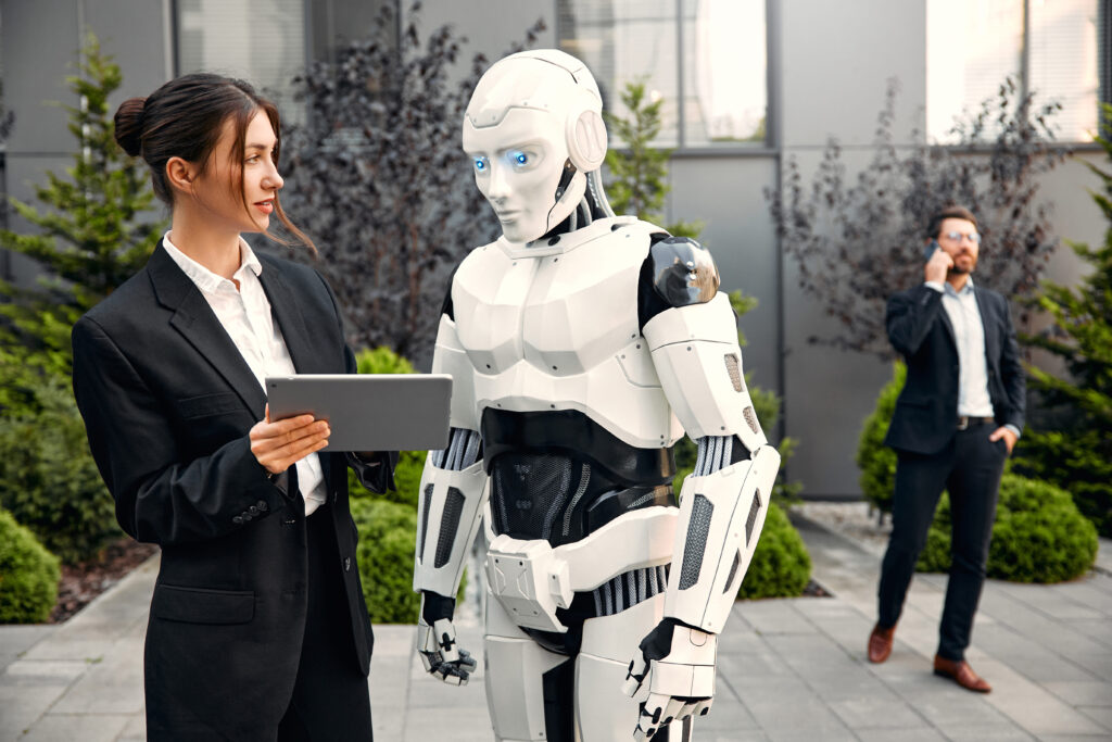 AIロボットと仕事をしている女性の画像