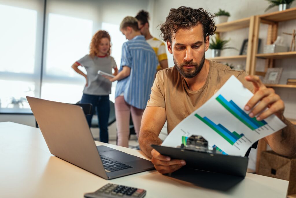 資料を読み込ませている男性の画像