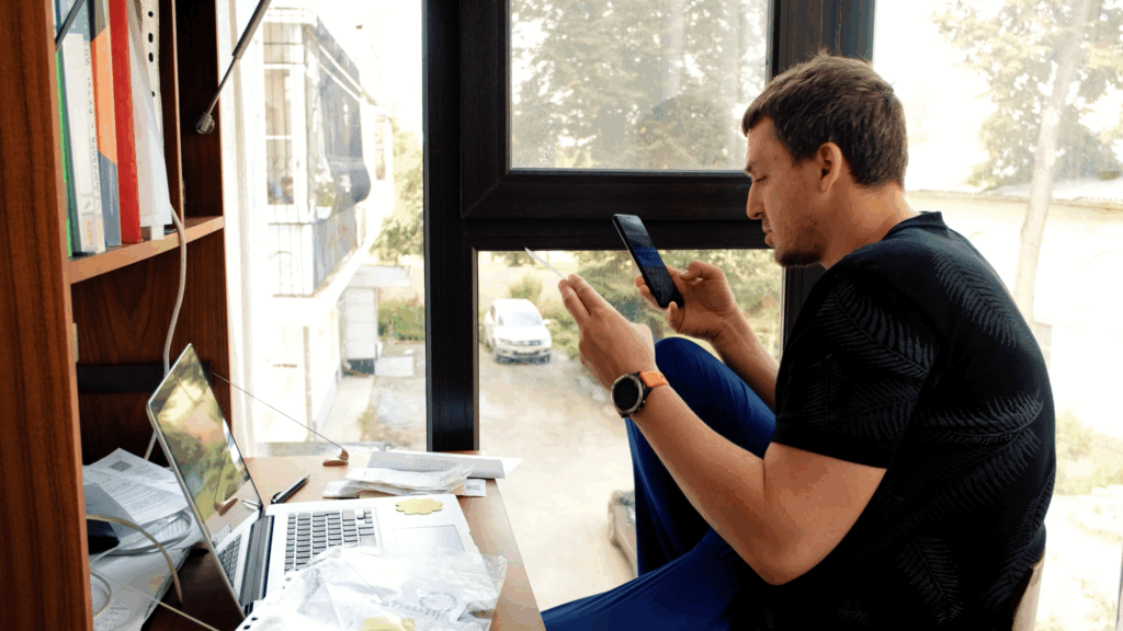 スマホを持った男性が何か考えている様子